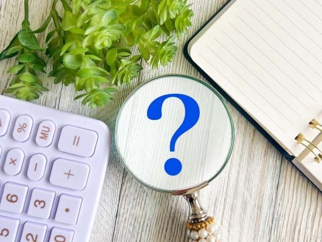電卓と？と虫眼鏡
