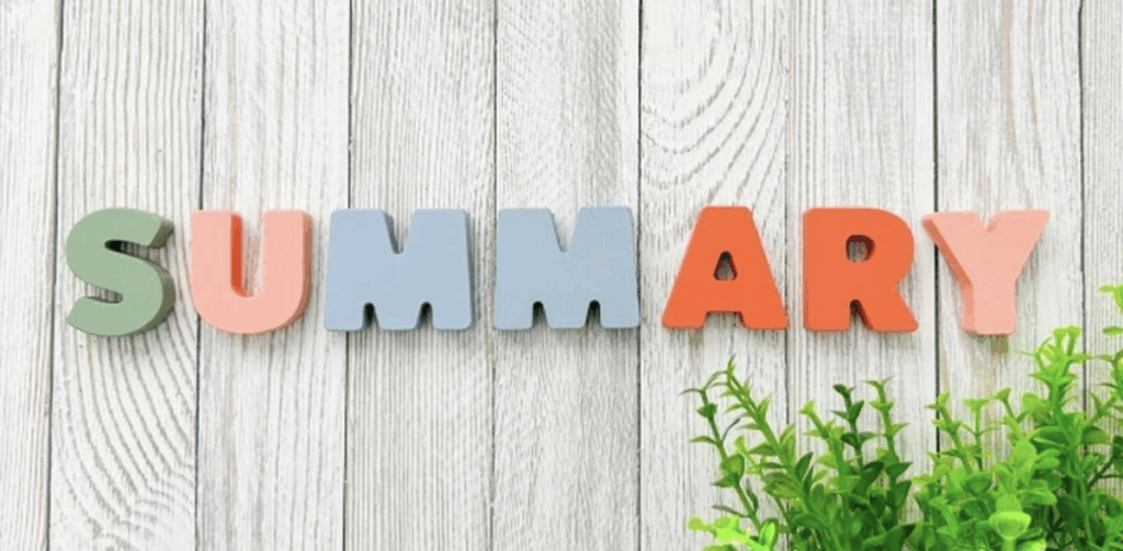 木目調の背景に『SUMMARY』の文字とグリーンの観葉植物