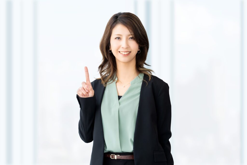 指を指す女性の画像